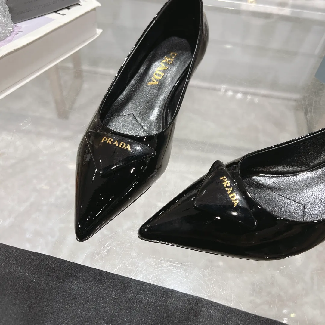 👟👟Ex-factory price 560👟👟 PRADA 2024𝐬𝐬Prada spring and summer new products, coming with strength! ❣️Fashionable and versatile nice item, original shoes developed from Italian counters and reproduced 1:1 according to the original taste. This year’s theme is not to be defined, embodying texture through simplicity and conciseness💛Top-grade patent leather with original 3D printing, the triangle logo is consistent with the original version, the goatskin lining is breathable and comfortable, and the genuine leather outsole. ⚛Size: 35-40 (41 customized) ⚛Original packaging accessories. ⚛Triangle deduction